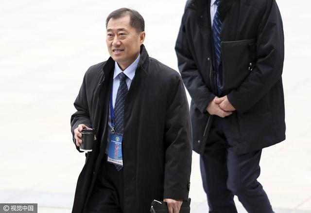 如赵又廷所言：;无论你剩几颗牙，无论你将来是不是真变一个瘸子，荆如意，你愿意在这个世界的尽头，接受吴富春做你合法的丈夫吗……片中的吴富春和荆如意本是两个世界的人，却在南极这个空旷又孤独的大陆，抵住了生命考验，打破了身份悬殊，于绝境中相互了解彼此贴近，相忘于江湖，不如相濡以沫